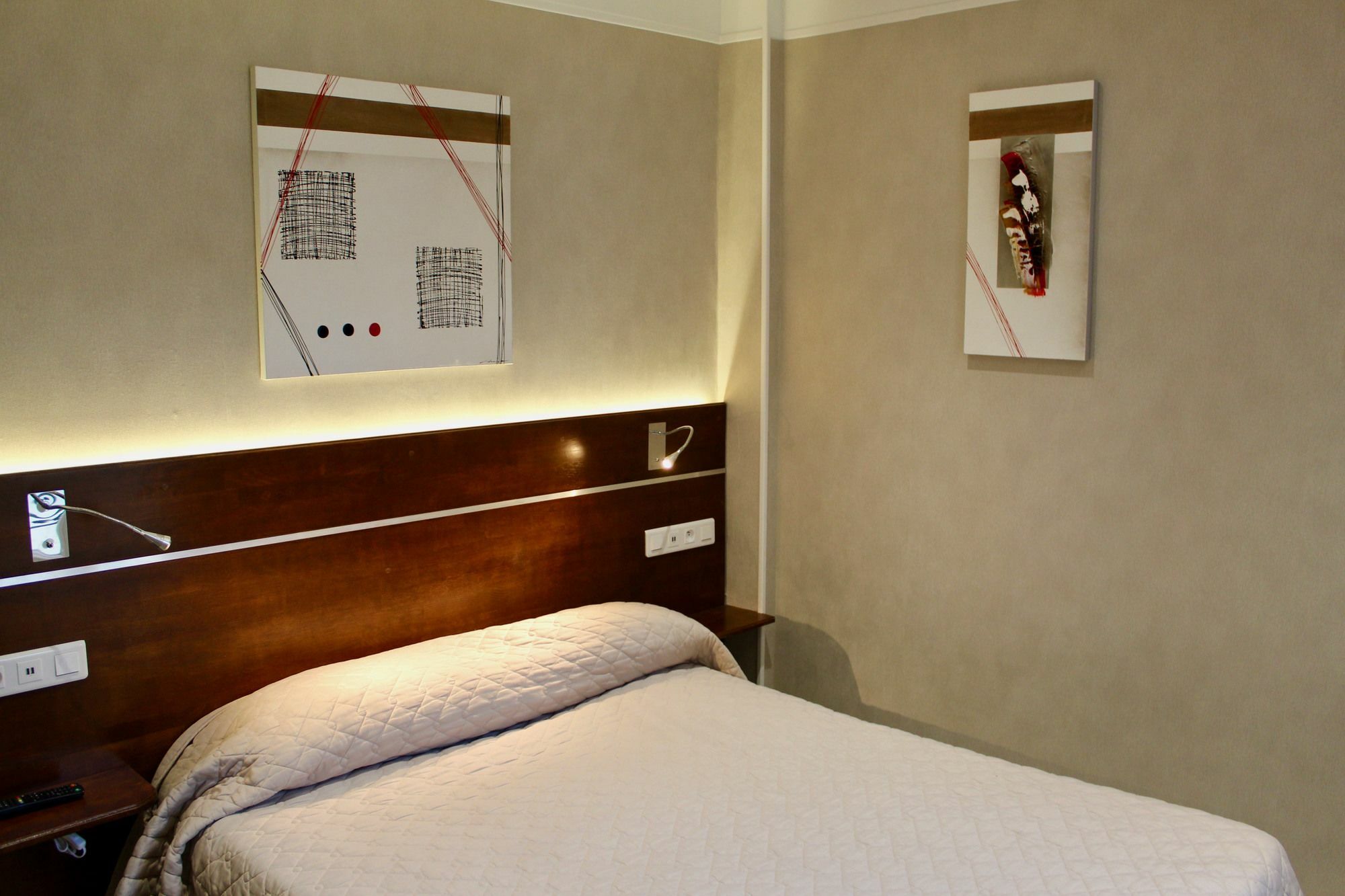 Des Pyrenees Hotel *